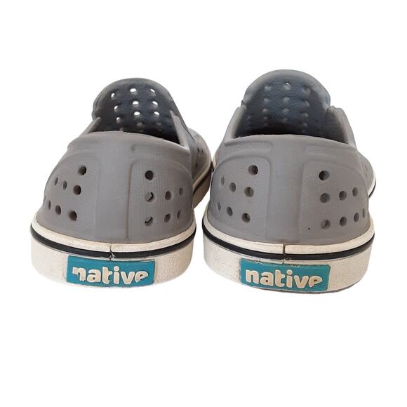 Native Miles Kids 7 Water Shoes Gray White Slip On Sneakers Back to School Play - Picture 5 of 9